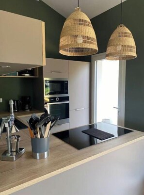 Réfrigérateur, micro-ondes, four, plaque de cuisson