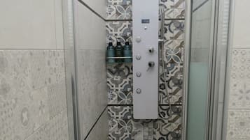 Doccia, asciugacapelli, bidet, asciugamani