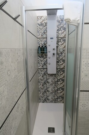 Shower, hair dryer, bidet, towels - B&BO SAGO in zona centrale nel quartiere Savena. (Bologna)