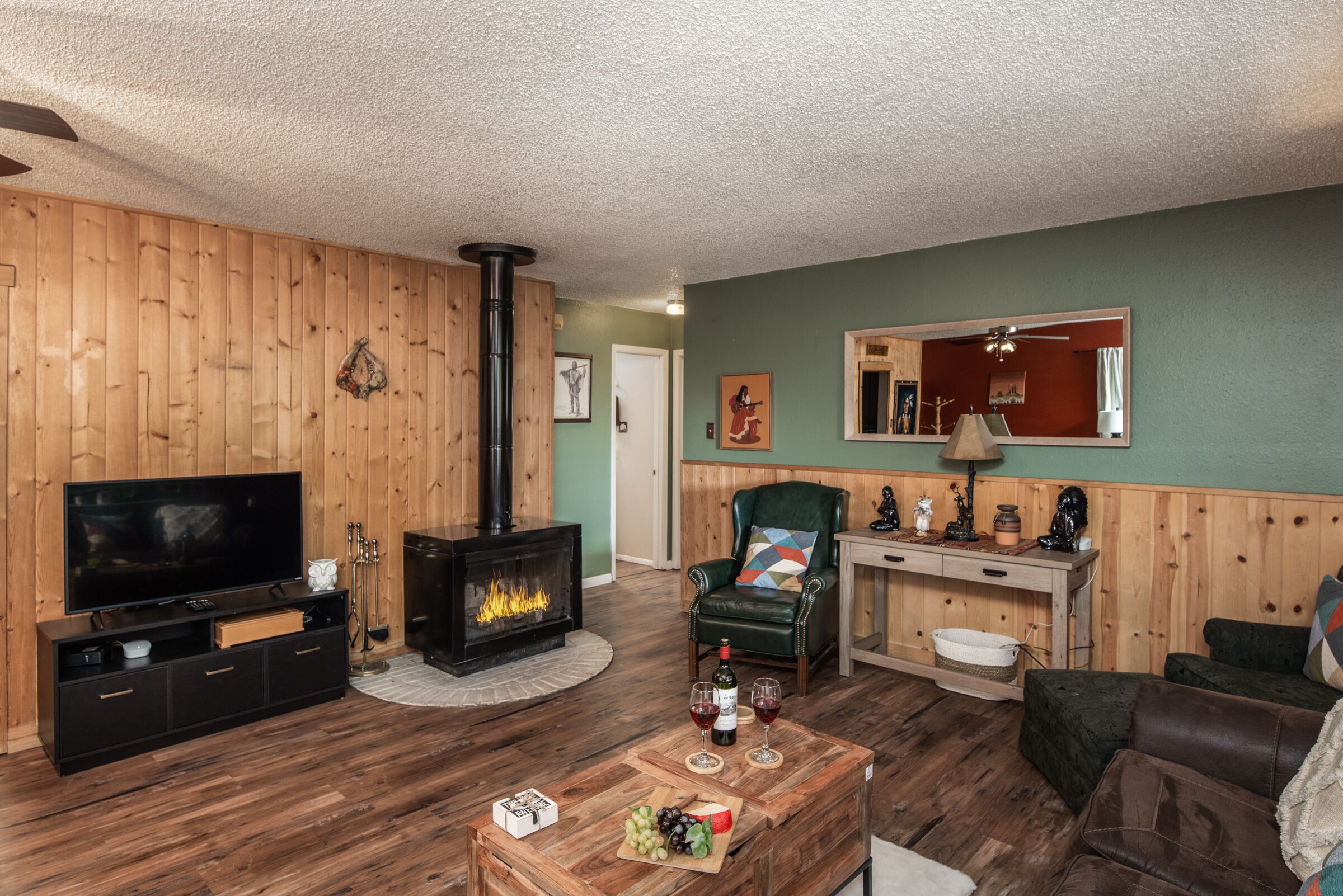 Una Smart TV, una chimenea