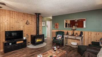 Una Smart TV, una chimenea