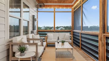 Een smart-tv, een open haard en een stereo