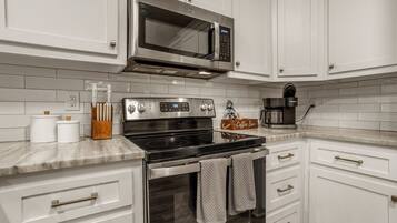 Een koelkast, een magnetron, een oven, een kookplaat