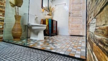 华丽双床房 | 浴室 | 淋浴设施、旋水按摩花洒、坐浴桶、毛巾