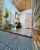 Habitación Deluxe con 2 camas individuales | Baño | Ducha, cabezal de ducha con hidromasaje, bidé y toallas