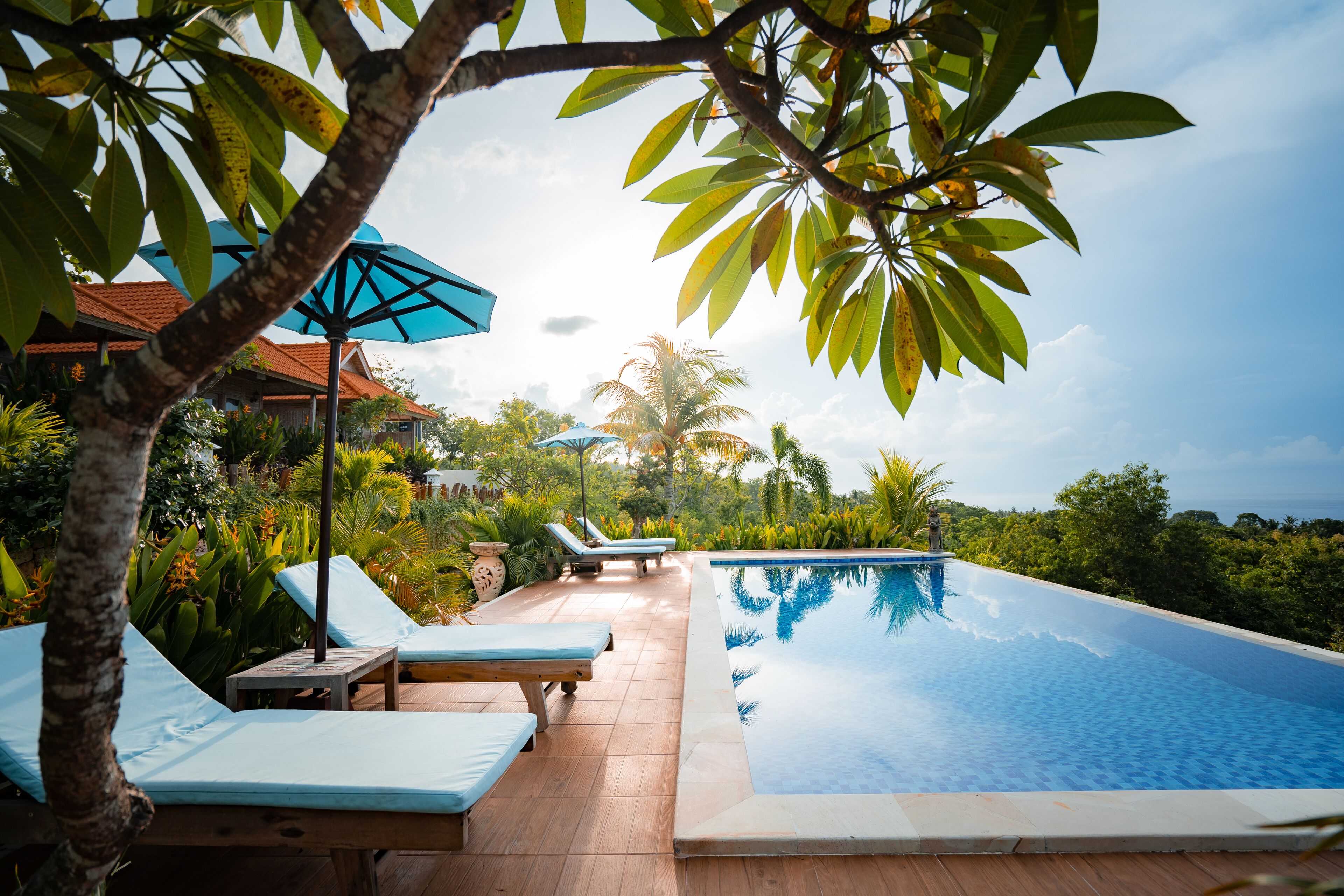 حمّام سباحة خارجي، مظلات على حمّام السباحة، مقاعد للتشمس