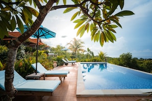 Outdoor pool, pool umbrellas, sun loungers - Gara Gara Sea View (Penida Island)