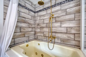 Combined shower/bathtub, hair dryer, towels, soap