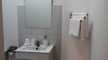 Douche, séchoir à cheveux, serviettes fournies, savon