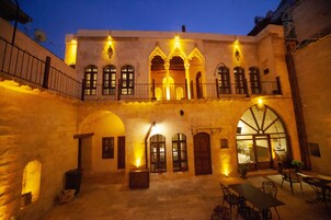 Konaklama yerinin ön cephesi - akşam/gece