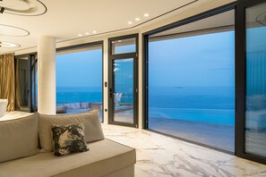 Smart TV, fireplace, table tennis, stereo