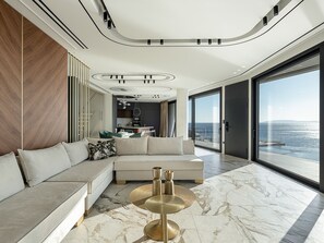 Smart TV, fireplace, table tennis, stereo