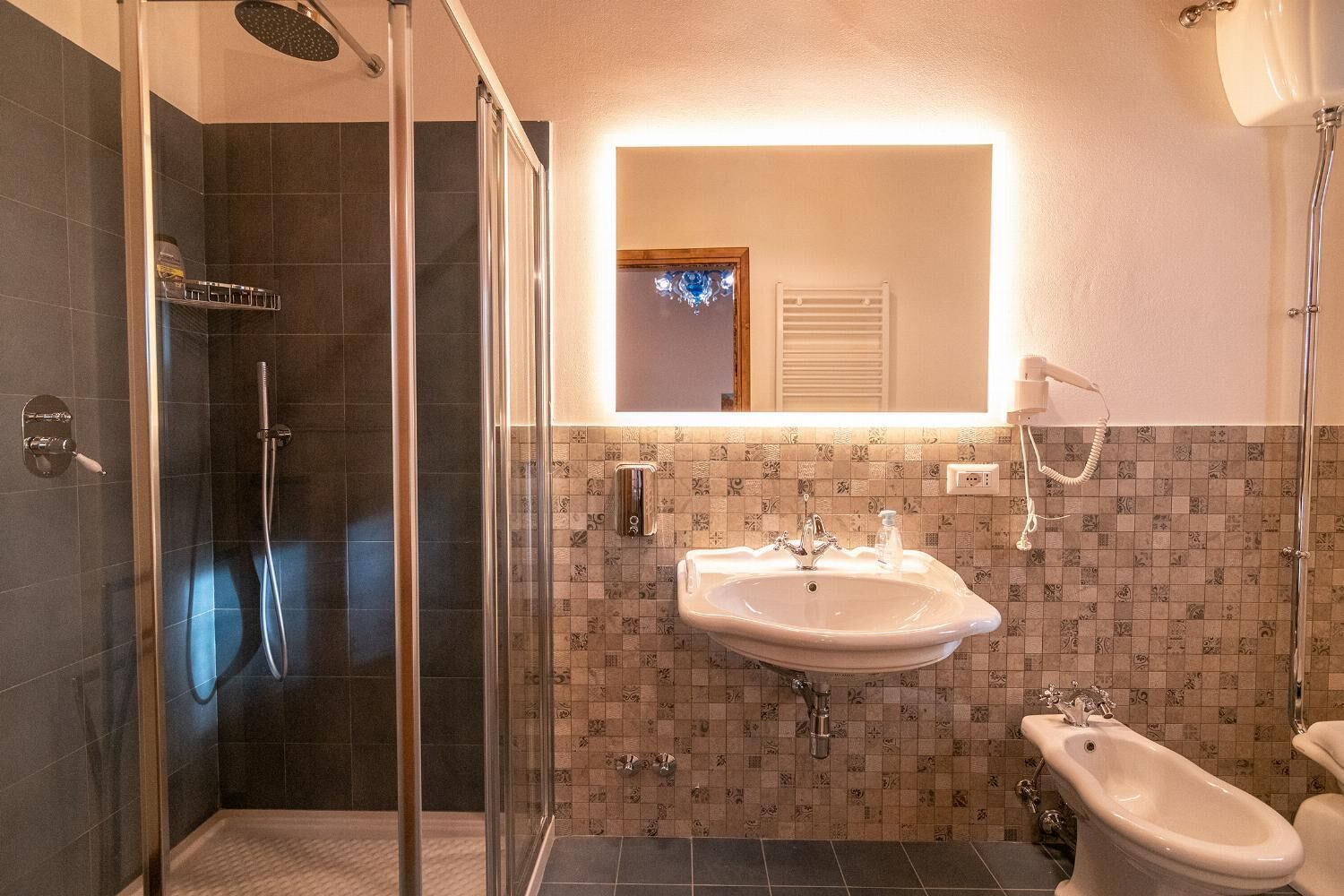 Dusche, Haartrockner, Handtücher