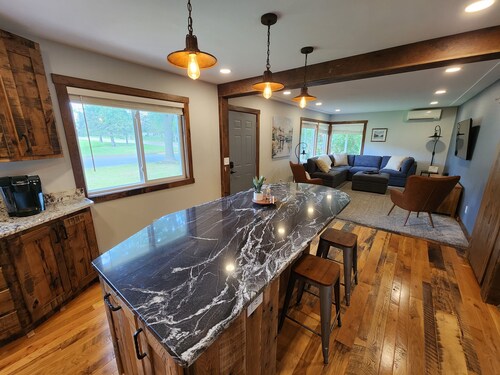Luxurious remodel near historic downtown Hudson!