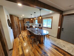 Kylskåp, mikrovågsugn, ugn och spishäll