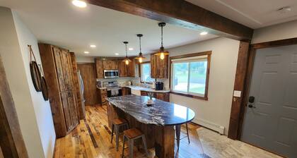 Luxurious remodel near historic downtown Hudson!