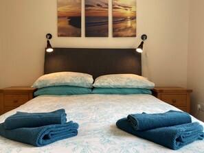 2 bedrooms, travel crib, free WiFi, bed sheets