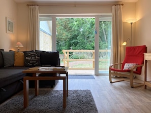 TV, DVD player - Creekside Cottage (Wootton Bridge)