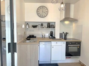 Køleskab, mikrobølgeovn, ovn, kogeplade