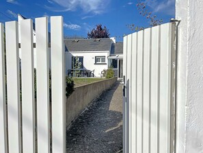 Property grounds - Renovated Fisherman's House in Riantec with Garden and Veranda (Riantec)