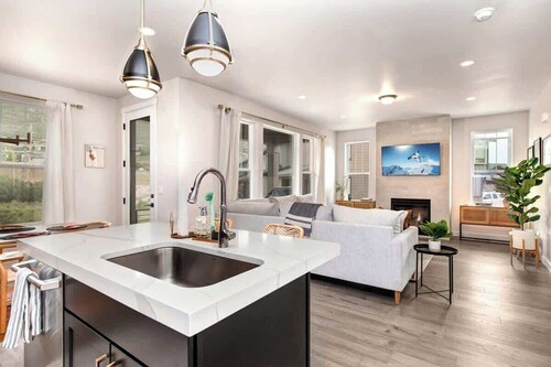 Autumn Bliss  - 4BR Townhome w/ Hot Tub & Games