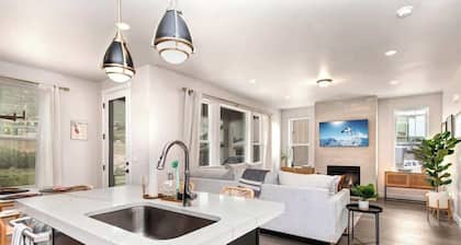 Autumn Bliss - 4BR Townhome w/ Hot Tub & Games