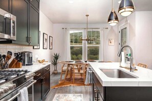 Frigorífic, microones, forn i placa de cuina 