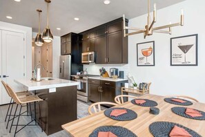 Køleskab, mikrobølgeovn, ovn, kogeplade