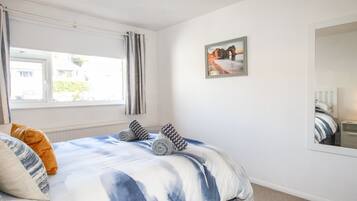 2 kamar tidur dan didekorasi berbeda-beda