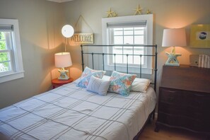 3 bedrooms, iron/ironing board, free WiFi - Three bedroom located 1 mile from Sea Street Beach (Dennis Port)