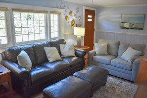 Smart TV - Three bedroom located 1 mile from Sea Street Beach (Dennis Port)