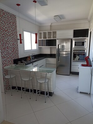 Geladeira, micro-ondas, fogão, lava-louças