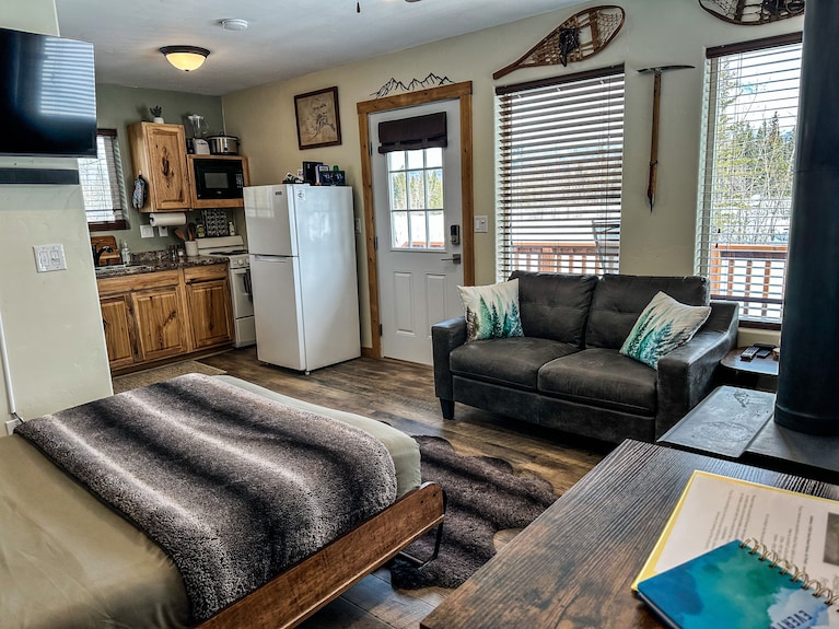 Relax With Amazing 360° Mountain Views In This Cozy Alaskan Tiny Cabin! - Anchorage, AK
