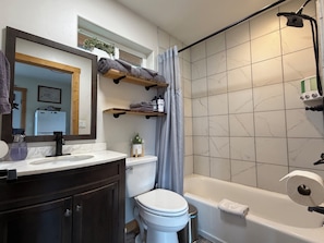 Douche, sèche-cheveux, serviettes fournies, savon