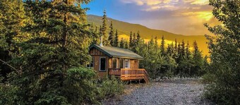 Relax with amazing 360° mountain views in this cozy Alaskan tiny cabin! 