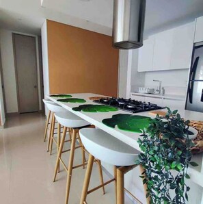 Geladeira, micro-ondas, fogão, cooktop