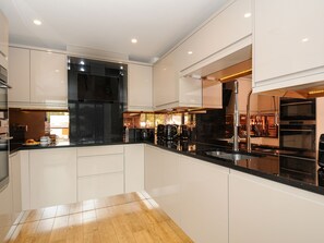 Fridge, dishwasher, electric kettle, toaster - Bluebell Retreat (Lostwithiel)