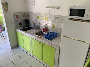 Kühlschrank, Mikrowelle, Herdplatte, Wasserkocher mit Kaffee-/Teezubehör