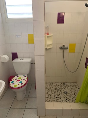 Dusche, Haartrockner, Handtücher, Toilettenpapier