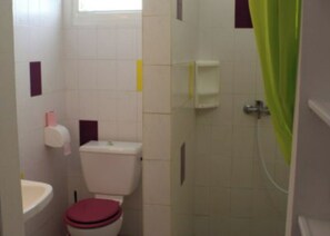 Een douche, een haardroger, handdoeken, toiletpapier