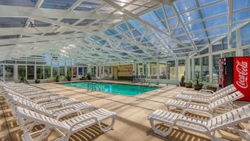 Innendørsbasseng og utendørsbasseng