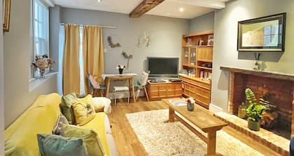 Historic cosy Old Town cottage-parking, garden, 2-min walk to beach