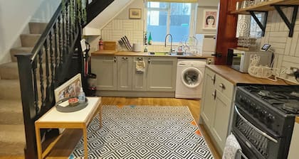 Historic cosy Old Town cottage-parking, garden, 2-min walk to beach