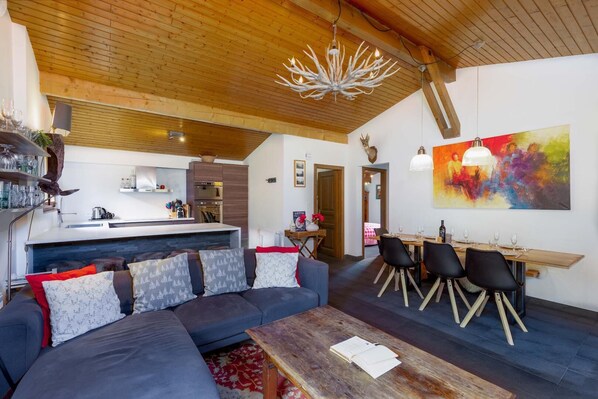 Smart TV, chimenea y estéreo 