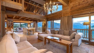 Smart-TV, Kamin, Bücher, Stereoanlage