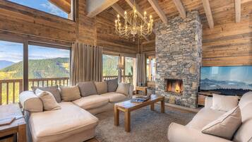 Smart TV, fireplace, books, stereo