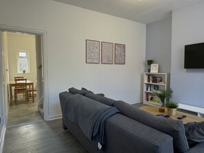 Smart TV, books - Modern spacious 2 bedroom house in Leigh Self Service, Free Parking (Leigh)