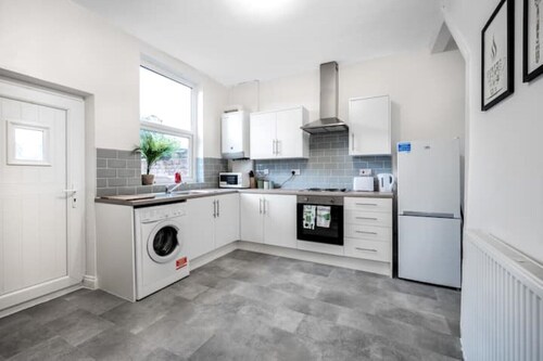 Modern spacious 2 bedroom house in Leigh Self Service, Free Parking