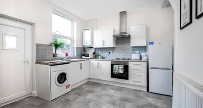 Modern spacious 2 bedroom house in Leigh Self Service, Free Parking