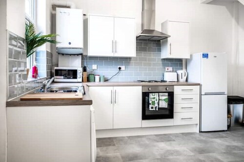 Modern spacious 2 bedroom house in Leigh Self Service, Free Parking